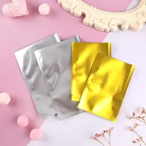 Detailansicht goldener und silberner Aluminiumfolienbeutel für Masken oder Lebensmittel