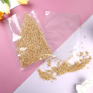 Nahaufnahme eines transparenten PE-Nylon-Vakuumbeutels für Lebensmittel mit Bio-Getreide