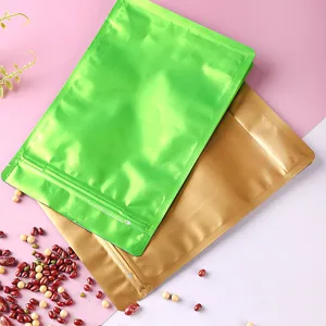 Detailansicht von grünen und goldenen Standbeuteln für Lebensmittel mit Zipper.