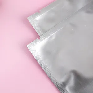 Detailansicht von mattsilbernen Aluminiumfolienbeuteln mit praktischen Einkerbungen.