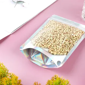 Detailansicht eines irisierenden holografischen Standbeutels für Lebensmittel oder Schmuck