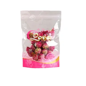 Transparenter, selbststehender Lebensmittelbeutel mit rosa Blumendruck und getrockneten Rosen
