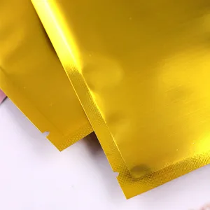 Detailansicht eines goldenen matten Aluminiumfolienbeutels mit strukturierter Oberfläche