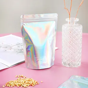Detailansicht der holografischen Standbeutel für Lebensmittel oder Schmuckverpackung.