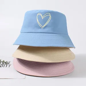 Chapeaux bob élégants pour femmes lot de trois couleurs avec motif de cœur style décontracté.