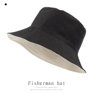 Détail de chapeau bob réversible noir et beige, style de protection solaire décontracté.