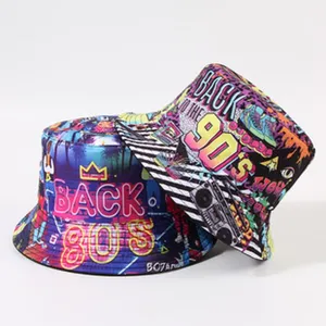 Vue détaillée du bob rétro style graffiti des années 90 avec des imprimés vintage colorés.