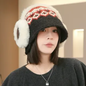 Chapeau bob tricoté en laine jacquard vintage d'hiver avec oreillettes en peluche, chaud.