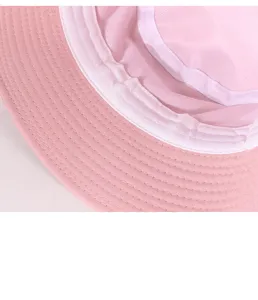 Primo piano della fodera in rete interna e delle cuciture precise del cappello rosa.