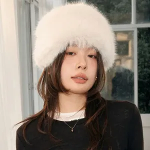 Cappello invernale bianco in eco-pelliccia soffice, berretto caldo e peluche da donna, elegante.