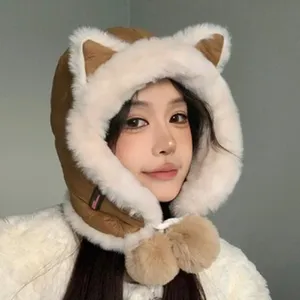 Vista dettagliata del cappello invernale in peluche con orecchie di gatto, morbido e caldo per donna.
