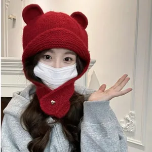 Berretto in maglia rossa con orecchie d'orso e sciarpa, inverno caldo peluche dettaglio