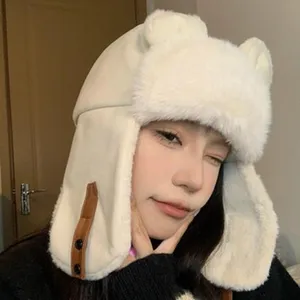 Primo piano dettagliato del simpatico cappello invernale in peluche con orecchie d'orso.