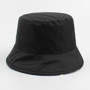 Gros plan détaillé du chapeau bob noir réversible avec bordure à paillettes et coutures nettes.