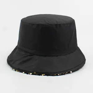 Vue détaillée d'un chapeau bob noir élégant doté de paillettes dorées brillantes.