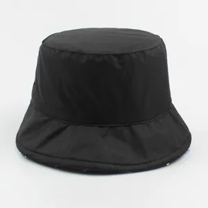 Vue détaillée du chapeau bob noir mettant en valeur les coutures et la texture du tissu.