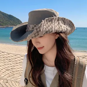 Chapeau de soleil de randonnée pour femme stylé avec détail de bord à carreaux, idéal pour la plage.
