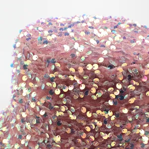 Vue rapprochée du bob à sequins scintillant mettant en valeur les détails de texture irisés.