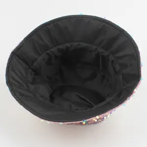 Détail de chapeau bob à sequins tendance avec doublure noire et bord brillant chic look.