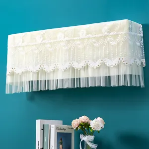 Vista ravvicinata dell'elegante copertura per condizionatore in pizzo bianco con gonna in tulle.