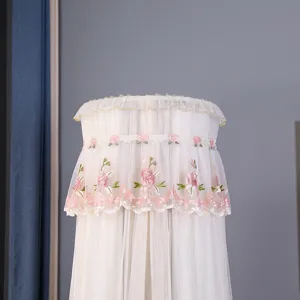Elegante copertura antipolvere verticale in pizzo bianco con delicato ricamo floreale.
