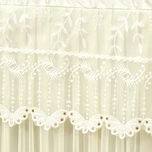 Raffiniertes weißes Spitzenstickerei-Detail mit zarten Blatt- und Schmetterlingsmustern für Textilien.