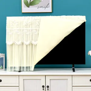 Detailansicht der beigen Spitzen-TV-Staubschutzhülle, elegantes besticktes Design für das Wohnzimmer.
