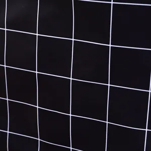 Primer plano detalle de tela oxford de cuadrícula negra y blanca para funda de lavadora.