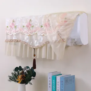 Elegante copertura antipolvere per condizionatore in pizzo ricamato con motivo floreale.