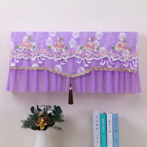 Vista dettagliata della copertura antipolvere per condizionatore in pizzo viola con fiori.