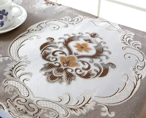 Dettaglio copertura antipolvere in tessuto europeo, elegante motivo damascato jacquard.