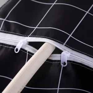 Detalle de funda para lavadora de rejilla negra, tela oxford impermeable con cremallera.