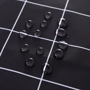 Detalle de tela de cubierta de lavadora de cuadrícula negra impermeable de alta calidad.