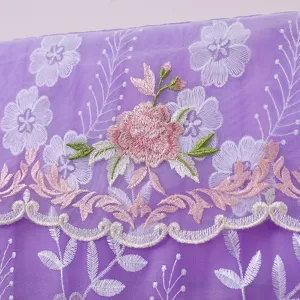 Vista dettagliata della copertura antipolvere per condizionatore in rete viola con ricamo floreale.