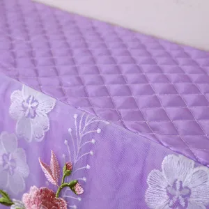 copertura antipolvere trapuntata viola per condizionatore con dettaglio ricamo in pizzo