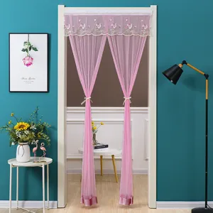 Rosa transparente Spitzentürvorhang Detail Szene, elegantes Netzgewebe für Heimtextilien.