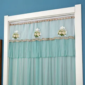 Cortina de puerta de malla doble con bordado floral delicado y volantes elegantes.