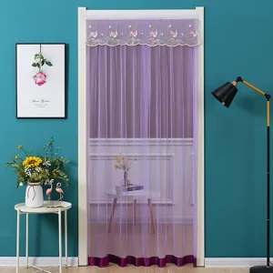 Violetter Vorhang mit edler Bestickung, idealer Insektenschutz für jede Tür im Haus.