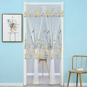Primer plano de la cortina de puerta de malla blanca con elegantes detalles de peces y loto.