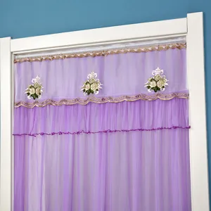 Cortina de puerta doble capa morada con delicado bordado floral, elegante decoración de dormitorio.