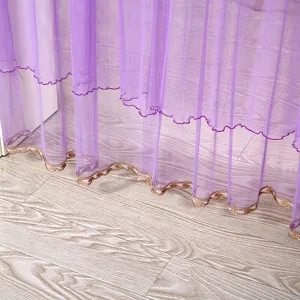 Vista detallada del fondo de cortina morada con bordado dorado, tela ligera transparente.