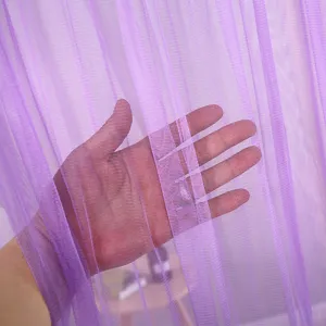 Detalle de tela de cortina de malla violeta que muestra textura transparente y tejido fino.
