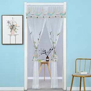 Cortina de puerta de malla blanca con delicado bordado de peces, separador elegante.