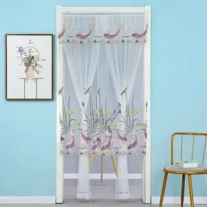 Cortina de puerta mosquitera de malla blanca con elegante bordado de peces morados y loto.