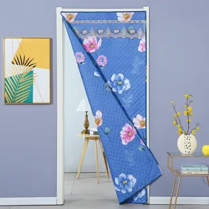 Verdickter Thermotürvorhang für den Winter, winddichter gesteppter Baumwollisolierungsvorhang.