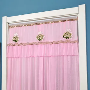 Cortina de puerta rosa de doble gasa con ribete de encaje dorado y detalles bordados.