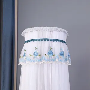 Primo piano dettagliato della copertura per condizionatore in rete bianca con ricamo floreale.