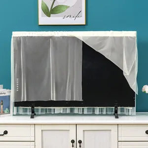 Spitzen TV-Staubschutz im Detail, elegantes transparentes Stoffdesign fuer modernes Wohnzimmer.