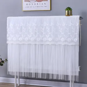 Weisse Spitzen-Heizkörperabdeckung Detail mit exquisiter Blumenstickerei und feinem Netz.