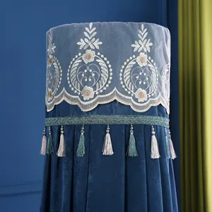 Dettaglio copri condizionatore cilindrico nordico, tessuto in velluto con elegante ricamo in pizzo.